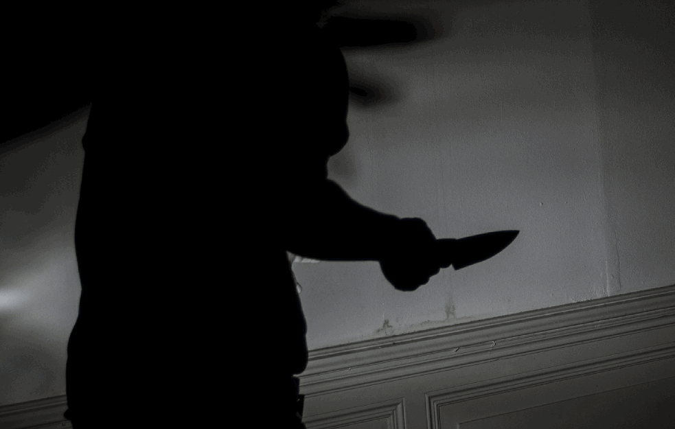 TUČA ISPRED KAFIĆA U BEOGRADU: Mladić izboden nožem po rukama